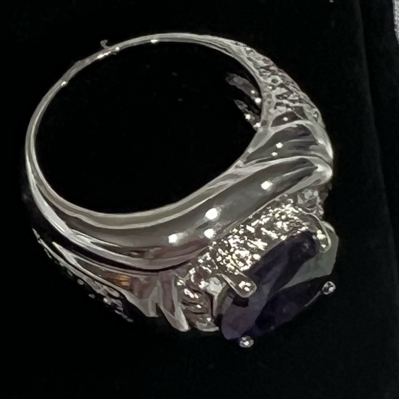 Swarovski Elements Elegant Silver Ring with Purple Gemstone Size 6 - Picture 3 of 9